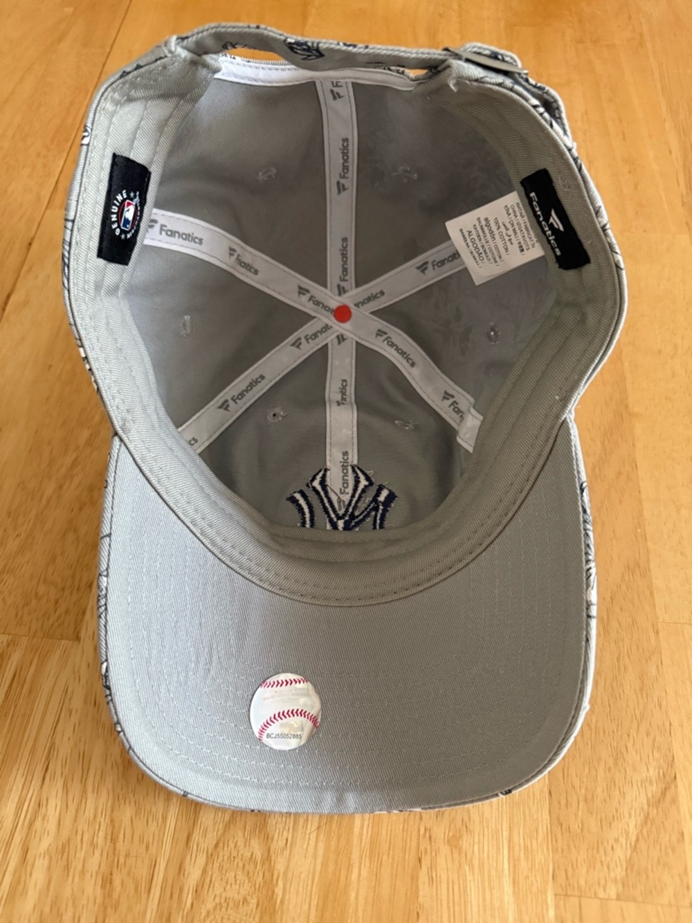 New York Yankees Women’s Fanatics Gray Fundamental Floral Adjustable Hat - Picture 4 of 6